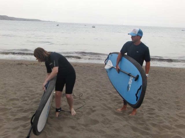  Con l'attrezzatura da paddle surf 
